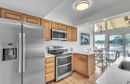 South Beach Condominio | LUXURY WATERFRONT VILLA W/ DOCK, TENNIS & WALK TO BEACH HILTON HEAD