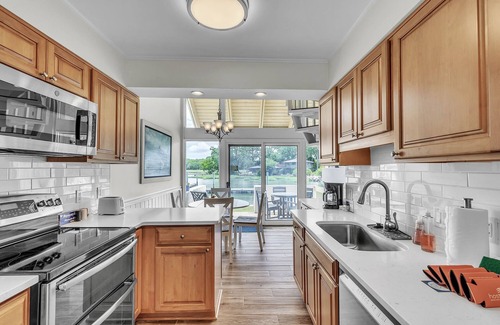 South Beach Condominio | LUXURY WATERFRONT VILLA W/ DOCK, TENNIS & WALK TO BEACH HILTON HEAD