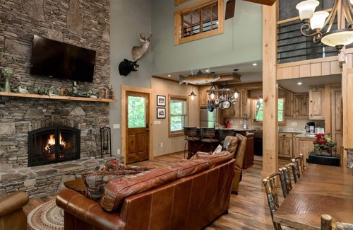 Robbinsville Cabina | Private Waterfall Lodge en un retiro exclusivo de 450 acres con senderos para caminatas y WiFi