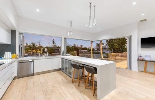 Surfers Paradise Casa | Luxury Waterfront Capri Home + Heated Magnesium Pool & Spa
