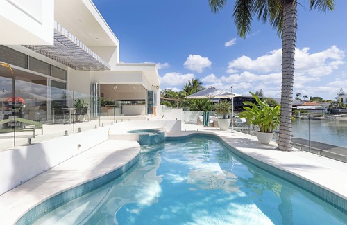 Surfers Paradise Casa | Luxury Waterfront Capri Home + Heated Magnesium Pool & Spa
