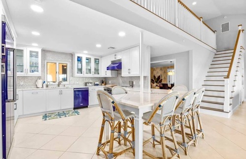 Sanders Casa | Luxury Waterfront Pool Home-5BD/5BA