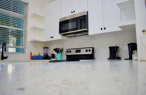 Tower Isle Condominio | Waterfront de lujo 1/1 con piscina y gimnasio