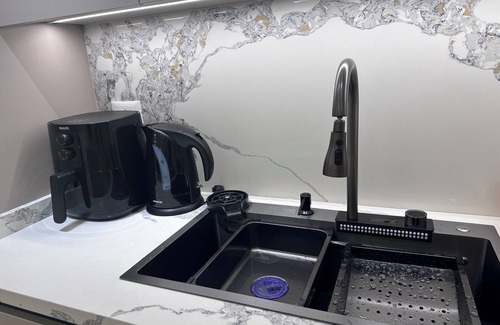 Jnah Apartamento | Luxury waterfront 3 bedroom apartment with AC, WiFi in Beirut - Jnah.