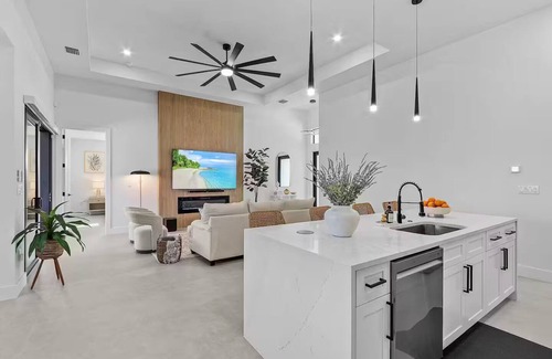 Trafalgar Casa | Luxury Waterfront Retreat! Hot Tub and Heated Pool.
