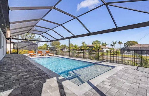 Trafalgar Casa | Luxury Waterfront Retreat! Hot Tub and Heated Pool.