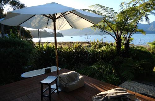 Moetapu Bay Casa | Luxury Waterfront Retreat at Mahau Sound