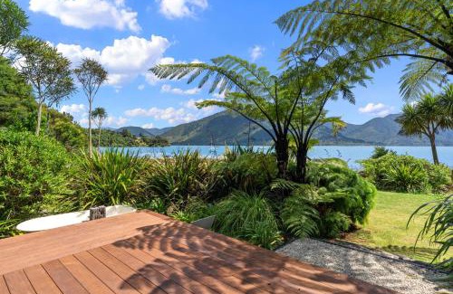 Moetapu Bay Casa | Luxury Waterfront Retreat at Mahau Sound