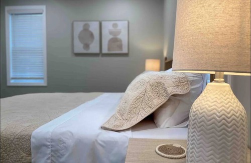 Portsmouth Casa | Luxury Waterview Brand New Home near Newport and Bristol. Walk to Beach! Sleep 8