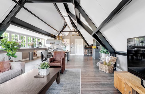 Reutum Apartamento | Spacious luxury apartment with rural views