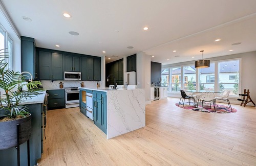 Carlton Casa | Luxury Wine Country Escape w/ 3 King Suites & Putting Green – Walk to Town