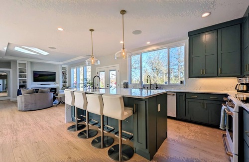Carlton Casa | Luxury Wine Country Escape w/ 3 King Suites & Putting Green – Walk to Town
