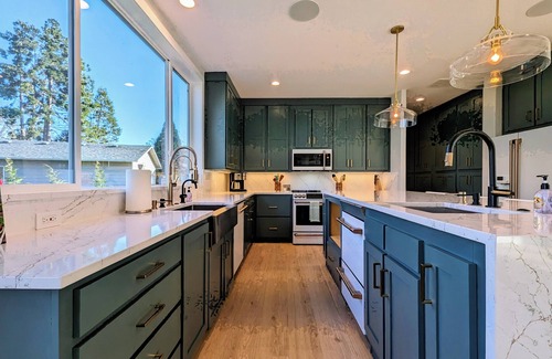 Carlton Casa | Luxury Wine Country Escape w/ 3 King Suites & Putting Green – Walk to Town