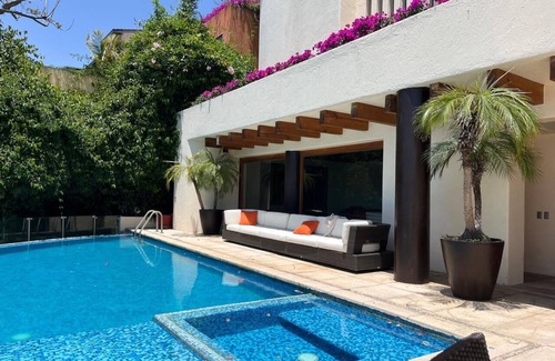 El Santuario Casa | Lujo con Vista al Lago, Alberca, Jacuzzi y Gym