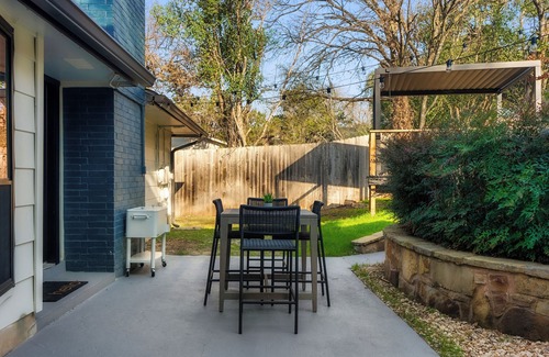 Barton Hills Casa | Luxury Zilker Home Pool Hot Tub Kitchen