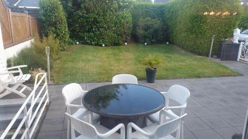 Travemuende Casa | Luxusferienhaus, stylisch, modern, schick mit Garten, Kamin und 2 Schlafzimmern, 3 WC