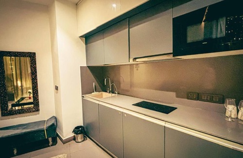 Noida Apartamento | LUXY 1-bedroom apartment with WiFi, AC in delightful Noida