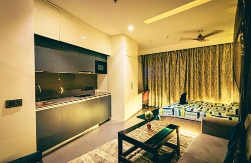 Noida Apartamento | LUXY 1-bedroom apartment with WiFi, AC in delightful Noida