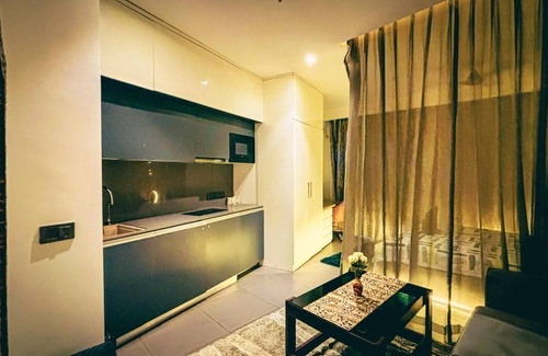 Noida Apartamento | LUXY 1-bedroom apartment with WiFi, AC in delightful Noida