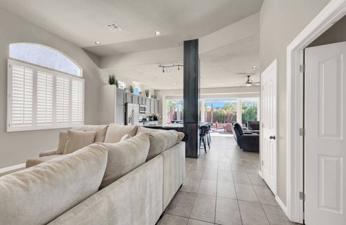 Silverado Ranch Apartamento | Lux 3BR Oasis Near Strip w/ Heated Pool & Jacuzzi!