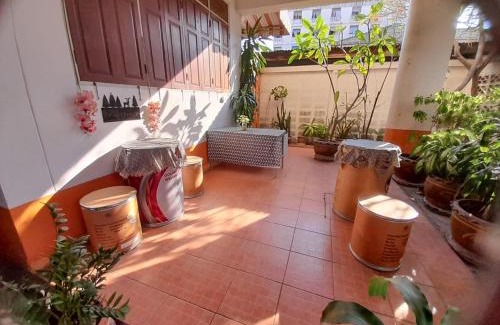 Khlong Tan Nuea Apartamento | Lychee Room w balcony Near AirportTrain BTS Sukhumvit 2min walk 7-11