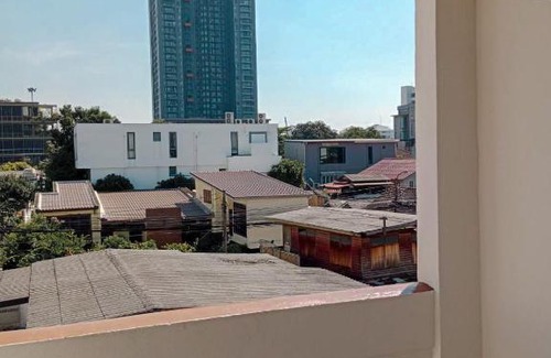 Khlong Tan Nuea Apartamento | Lychee Room w balcony Near AirportTrain BTS Sukhumvit 2min walk 7-11