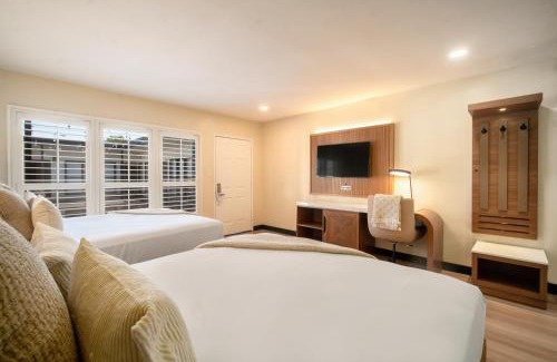 Fairfax District Cabina | LYFE INN & SUITES by AGA - Beverly Hills