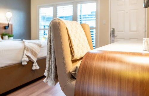 Fairfax District Cabina | LYFE INN & SUITES by AGA - Beverly Hills