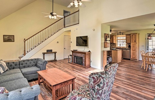 Hickman Casa | Lyles Peaceful Creekside Home: Hot Tub & Fire Pit