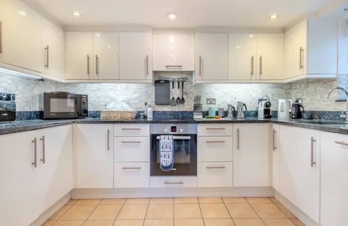 New Forest District Casa | Lymington Retreat with Garden