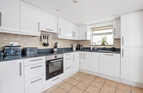 New Forest District Casa | Lymington Retreat with Garden