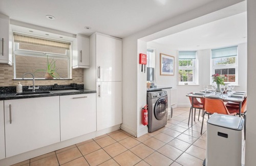 New Forest District Casa | Lymington Retreat with Garden