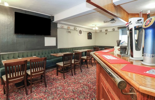 Seaham Cabaña | LYNDASFARNE ROOM, pet friendly in Murton, County Durham