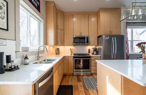 Four Corners Casa | Lyons Depot - Gallatin River Trail Access And Close to Bozeman Hot Springs.