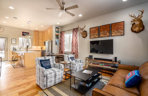 Four Corners Casa | Lyons Depot - Gallatin River Trail Access And Close to Bozeman Hot Springs.