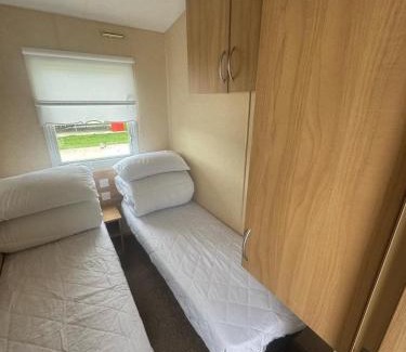 Kinmel Bay Chalet De Esquí | Lyons Oakfields Towyn 3 bedroom pet friendly