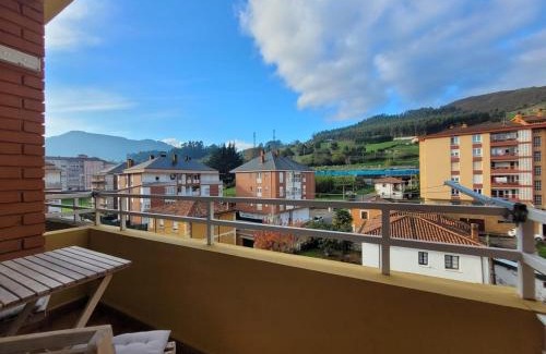Los Corrales de Buelna Apartamento | Mély Apartment
