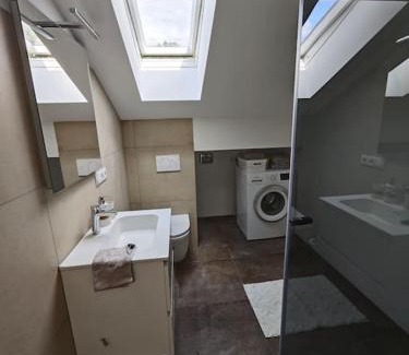 Hutschenhausen Apartamento | Möbilierte Dachgeschosswohnung