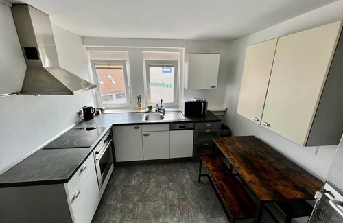 Stadtmitte/Neustadt Apartamento | Möblierte 4-zi Fewo am Hildesheimer Hauptbahnhof mit 2 Bädern, Küche