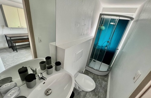 Stadtmitte/Neustadt Apartamento | Möblierte 4-zi Fewo am Hildesheimer Hauptbahnhof mit 2 Bädern, Küche