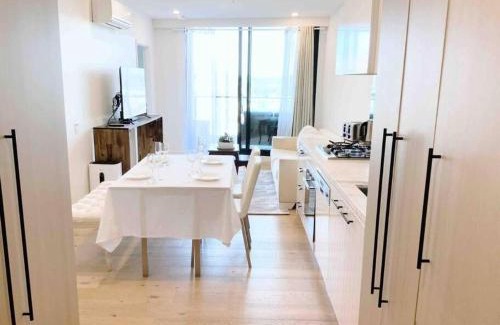 Clayton Apartamento | M-city shopping center Apartment - Executive Twin King Ensuites - Ambience Corner - Infinite Airy View - Fully equipped - Free Parking, super fast Wifi, smart TV plus Netflix, complementary drinks & amenities - Clayton 3168