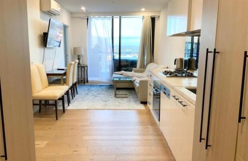 Clayton Apartamento | M-city shopping center Apartment - Executive Twin King Ensuites - Ambience Corner - Infinite Airy View - Fully equipped - Free Parking, super fast Wifi, smart TV plus Netflix, complementary drinks & amenities - Clayton 3168