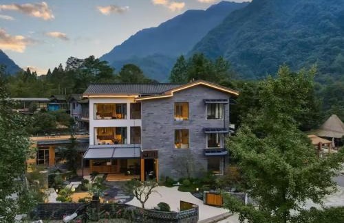 Dujiangyan Cabina | M Country Road 山行野奢影院温泉民宿