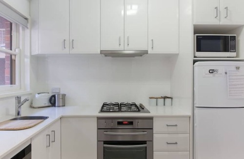 West Perth Apartamento | M4 300m de la ciudad en West Perth. Joya renovada!