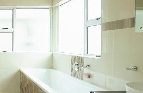 Parklands Casa | Mabhabha's Stay Inn 1