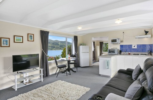 Dunedin Cabaña | Macbay Retreat - Macandrew Bay Holiday Home