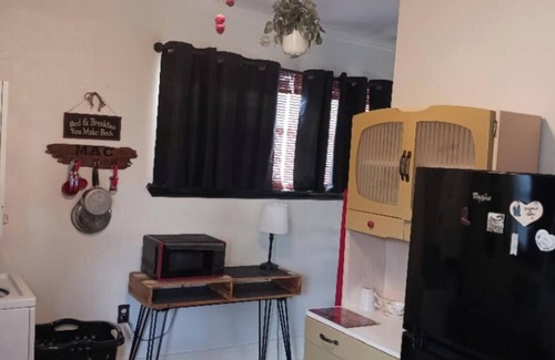 Pasadena Apartamento | "MacBerry Nut Cottage", Charming WWII Built 1-1 Smoke/Pet Free Duplex Garage Apt