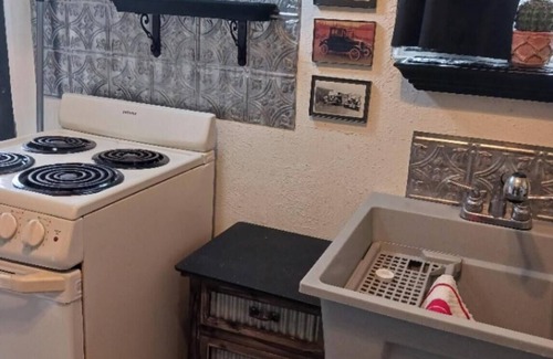 Pasadena Apartamento | "MacBerry Nut Cottage", Charming WWII Built 1-1 Smoke/Pet Free Duplex Garage Apt