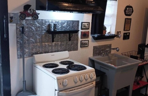 Pasadena Apartamento | "MacBerry Nut Cottage", Charming WWII Built 1-1 Smoke/Pet Free Duplex Garage Apt
