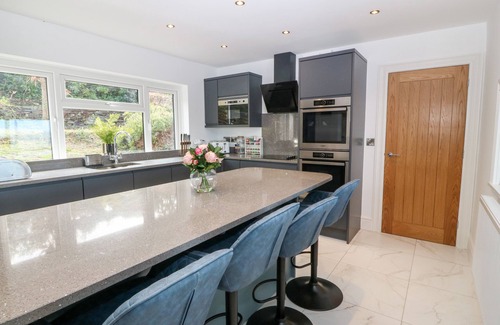 Llwyngwril Cabaña | MACHLUD HAUL, character holiday cottage, with open fire in Llwyngwril
